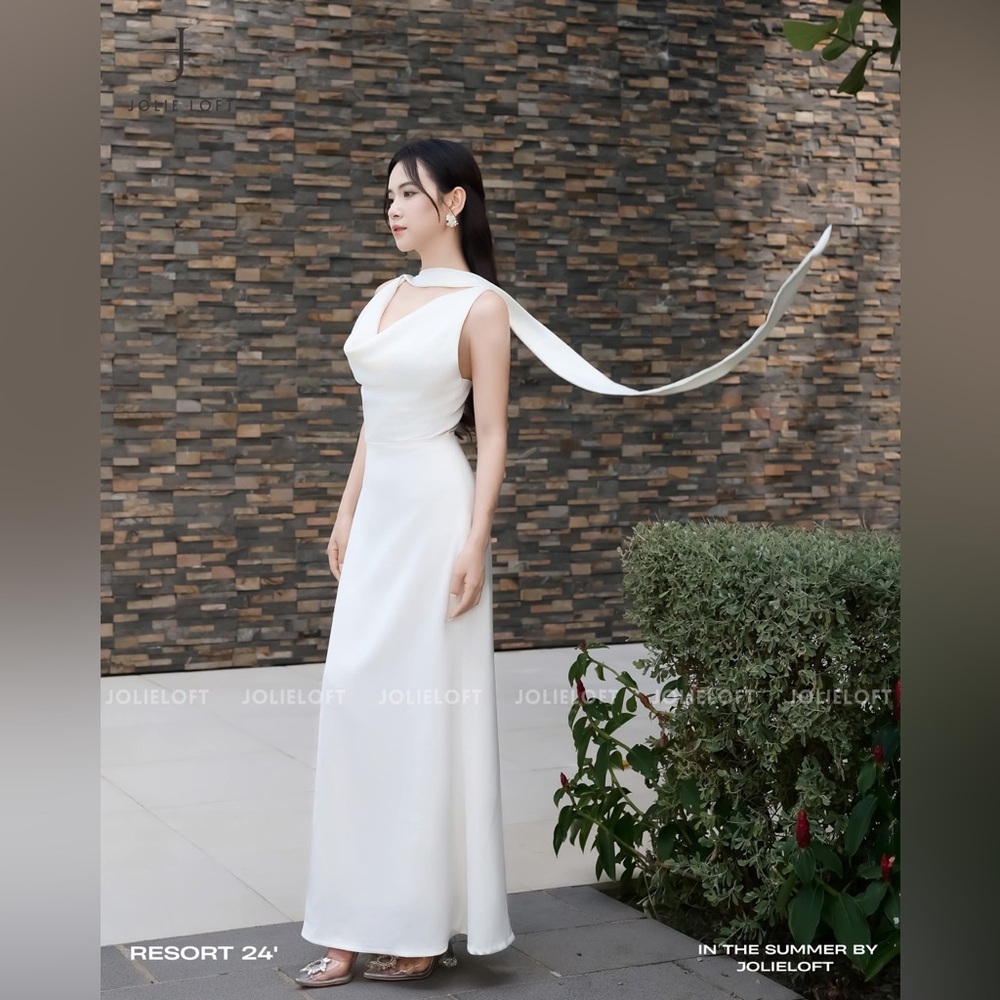Elegant White Dress - Picture 2 of 4